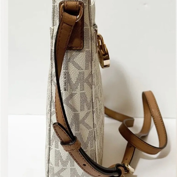 MICHAEL KORS HAMILTON TRAVEL MESSENGER CROSSBODY BAG MK VANILLA/ACORN. - Picture 4 of 8